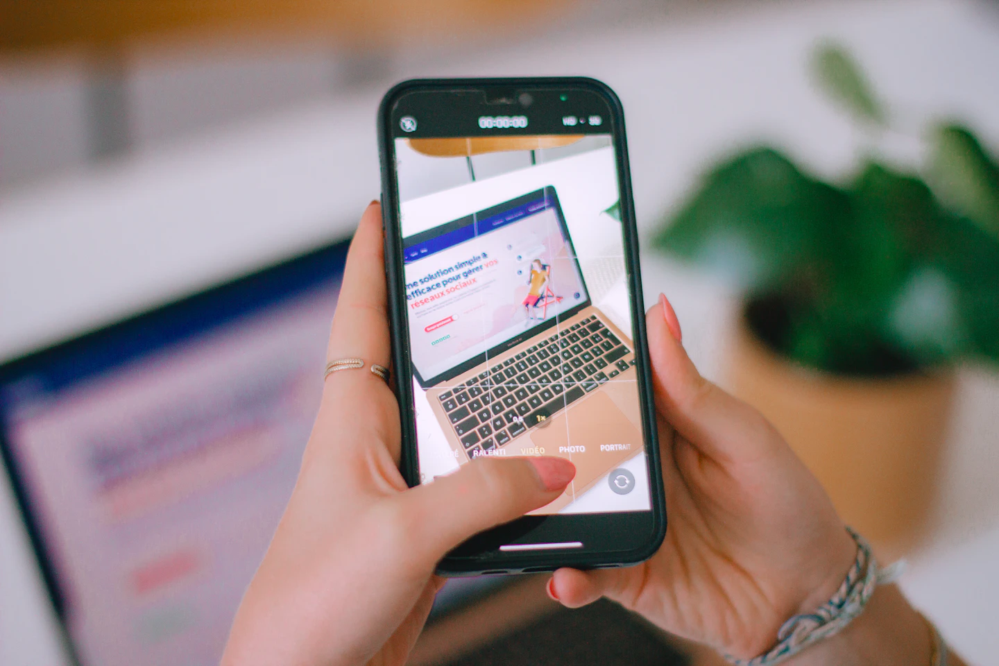 Persona revisando contenidos de redes sociales en teléfono y computador