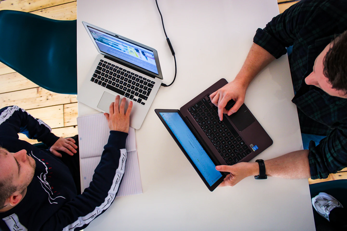 Profesionales investigando y revisando información comercial en computadores